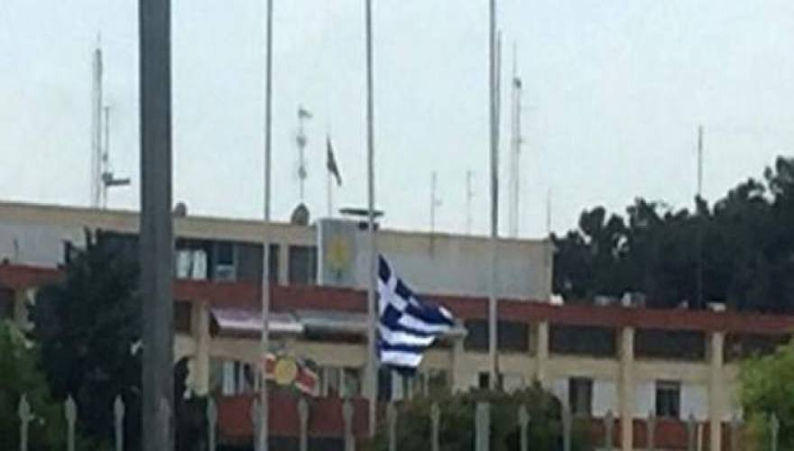 Βαρύ το πένθος στις ΕΔ: Μεσίστιες κυματίζουν οι σημαίες στην 1η Στρατιά στη Λάρισα